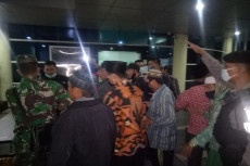Warga Lombok Barat Ambil...