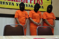 3 Perempuan Muda di...