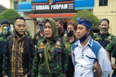 Tak Terima Anaknya Ditembak...