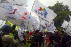 Pengamat: Omnibus Law...