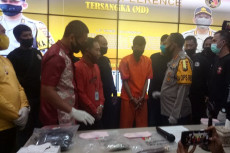 Melawan Polisi, Perampok...