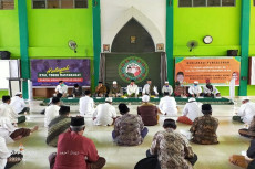 200 Kiai Gresik Hadiri...