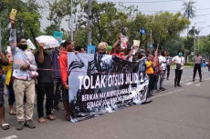 Tolak Otsus, Puluhan...