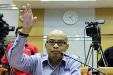 Lewat Sebuah Buku, Desmond...