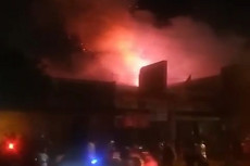 Toko Bahan Kimia Terbakar,...