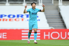 Gol Son Heung-min Bawa...
