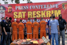 5 Pria Tengah Baya di...