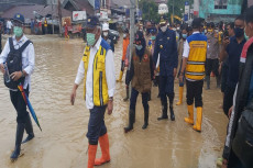 Kerahkan Alat Berat,...