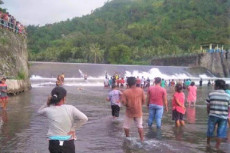 Berenang di Bendungan...
