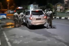 Mobil Bergoyang di Alun-alun...