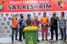 Tiga Oknum Pegawai dan...