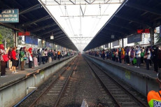 Urai Antrean Penumpang...