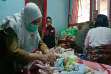 Paramedis Periksa Wanita...