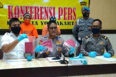 Catut Nama Gubernur...