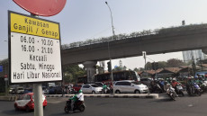 Lalu Lintas di Bawah...