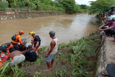 Main di Bantaran Sungai...