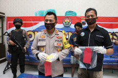 Polisi Sita Ribuan Pil...