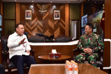 KPK Serahkan Barang...