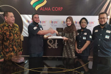 Injak Usia ke-7, Alma...
