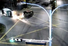 Terekam CCTV, Mobil...