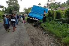 Truk Tronton Rem Blong...