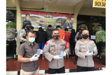 Pakai Celana SMK Milik...