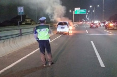 Mobil Xenia Putih Terbakar...