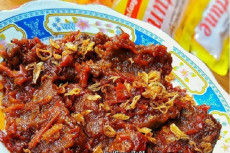 Selain Rendang dan Semur,...