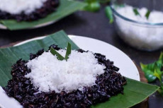 Menikmati Nasi Ketan...