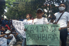 Pekerja Hiburan Menjerit:...