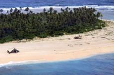 Tulis Pesan SOS di Pasir,...