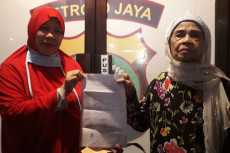 Nyapu Pakai Kalung Emas...