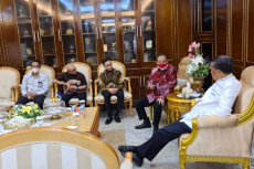 Di Hadapan Gubernur,...