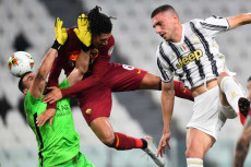 Ditinggal Smalling,...