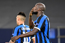 Loloskan Inter ke Perempat...