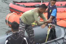 Penyelam Marinir Dikerahkan...