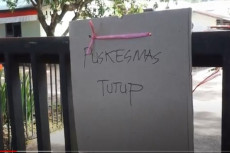 8 Tenaga Kesehatan Positif...