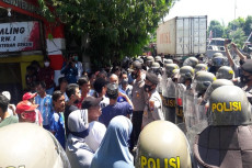 Lagi, Warga Setop Bongkar...