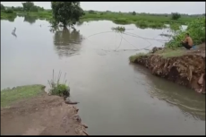 Tanggul Jebol, Ratusan...