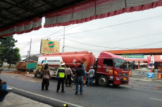 Mobil Tangki BBM Bocor...