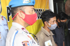 Mabuk Bawa Golok dan...
