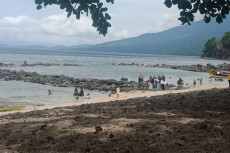 Menikmati Pantai Benteng...