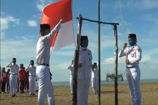 Pengibaran Bendera Merah...