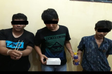 Pesta Sabu, Tiga Pemuda...