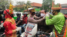 Tanggalkan Pakaian Dinas,...