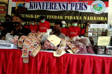 Awas, Pengedar Ganja...