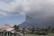 Sinabung Terus Erupsi,...