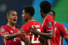 Gnabry Bombardir Gawang...