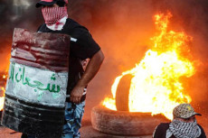 Demonstran Irak Bakar...