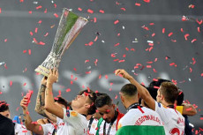 Tantangan Sevilla di...